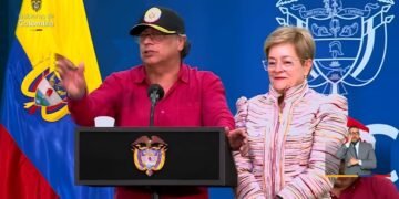 En rueda de prensa en Zipaquirá, el presidente decretó el aumento para el salario mínimo en 2025