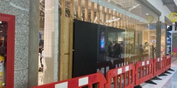 Las autoridades investigan el desplome del panel de vidrio que mató a la niña