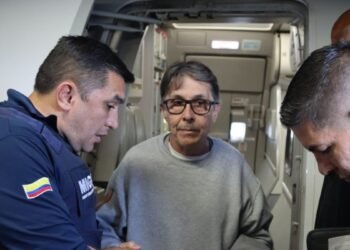 Fabio Ochoa Vásquez fue recibido por agentes de Migración Colombia en el aeropuerto El Dorado. Foto: Migración Colombia.