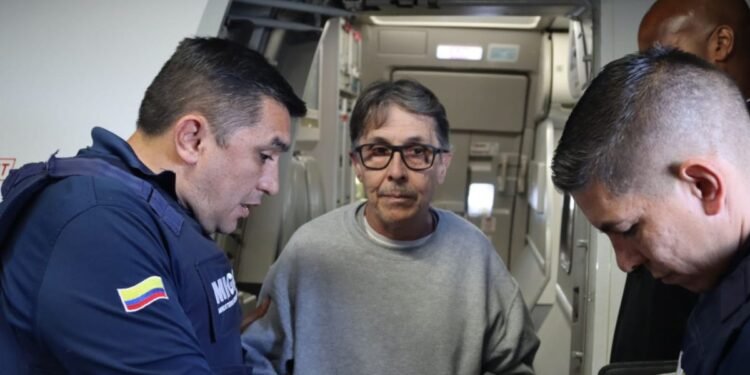 Fabio Ochoa Vásquez fue recibido por agentes de Migración Colombia en el aeropuerto El Dorado. Foto: Migración Colombia.