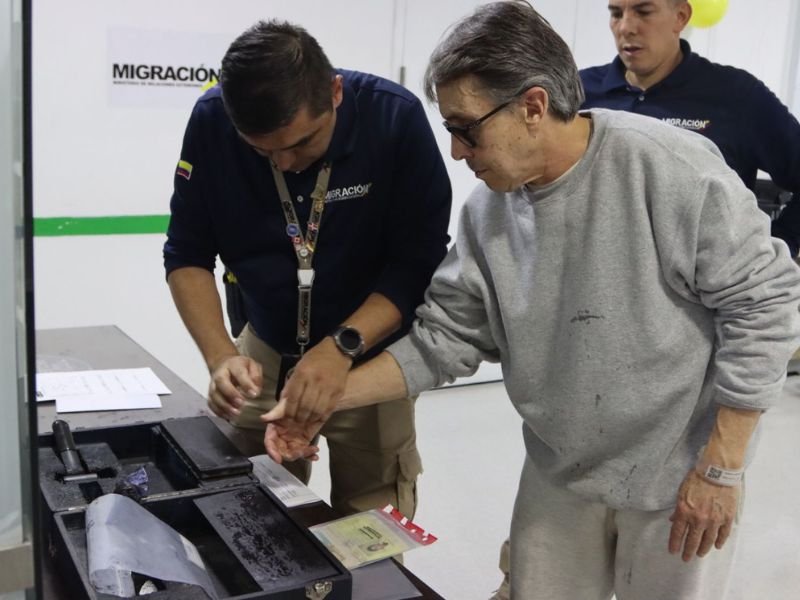 El excapo del cartel de Medellín, Fabio Ochoa Vásquez, al momento de la reseña por los agentes de Migración Colombia.