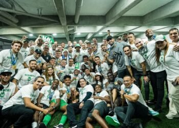 El equipo Atlético Nacional recibió la Copa BetPlay en el camerino del Pascual Guerrero.
