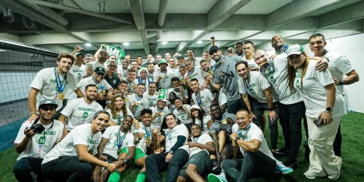 El equipo Atlético Nacional recibió la Copa BetPlay en el camerino del Pascual Guerrero.