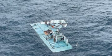 Así quedó la embarcación que naufragó esta mañana en el océano Pacífico.