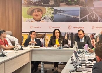 La ministra de Transporte, María Constanza García, logró un acuerdo con los representantes de seis concesiones viales para congelar los incrementos de los peajes por seis meses. Foto: Mintransporte.