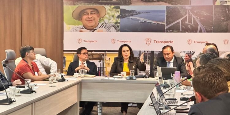 La ministra de Transporte, María Constanza García, logró un acuerdo con los representantes de seis concesiones viales para congelar los incrementos de los peajes por seis meses. Foto: Mintransporte.