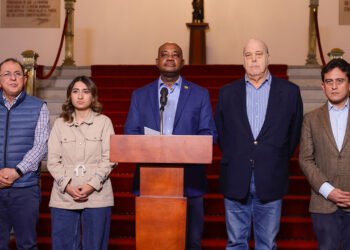 El canciller saliente, Luis Gilberto Murillo; la canciller entrante, Laura Sarabia; el embajador de Colombia en EE. UU., Daniel García Peña y más funcionarios del gobierno Petro, reunidos tras crisis con Washington -