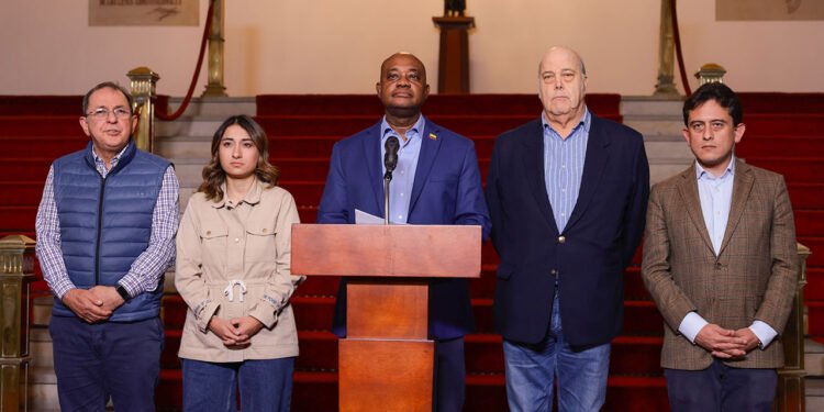 El canciller saliente, Luis Gilberto Murillo; la canciller entrante, Laura Sarabia; el embajador de Colombia en EE. UU., Daniel García Peña y más funcionarios del gobierno Petro, reunidos tras crisis con Washington -