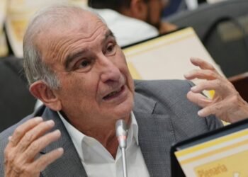 Humberto de la Calle renuncia a su curul en el Senado