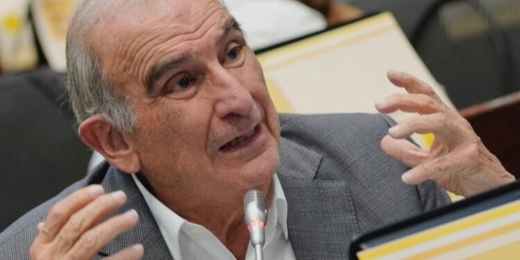 Humberto de la Calle renuncia a su curul en el Senado