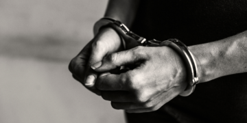 Mató a un policía en un motel en 2005 y estuvo prófuga dos décadas: cayó por sus huellas dactilares