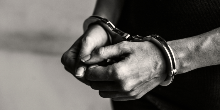 Mató a un policía en un motel en 2005 y estuvo prófuga dos décadas: cayó por sus huellas dactilares