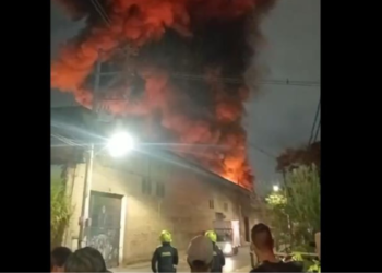 incendio en una fábrica de colchones causa pánico en Itagüí