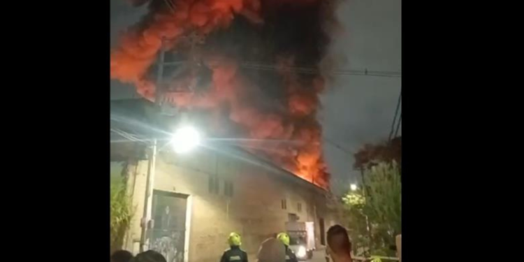 incendio en una fábrica de colchones causa pánico en Itagüí