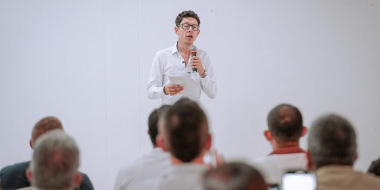 Se rajó el ministro de Educación: reprobó tesis de maestría