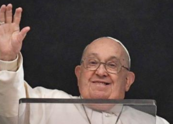 Papa Francisco tiene insuficiencia renal leve y sigue en estado crítico