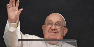 Papa Francisco tiene insuficiencia renal leve y sigue en estado crítico