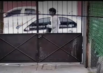 Papás abandonan a bebé en la calle: quedan al descubierto por cámaras de seguridad y chats