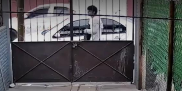 Papás abandonan a bebé en la calle: quedan al descubierto por cámaras de seguridad y chats