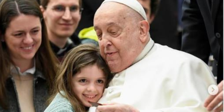 El papa Francisco “no está fuera de peligro”