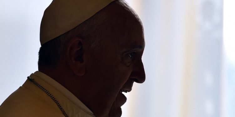 El papa Francisco dejó de usar máscara de oxígeno, anuncia el Vaticano