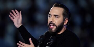 Arriban 238 miembros de Tren de Aragua enviados por EEUU a cárceles de El Salvador, confirma Bukele