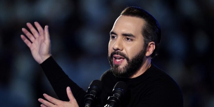 Arriban 238 miembros de Tren de Aragua enviados por EEUU a cárceles de El Salvador, confirma Bukele