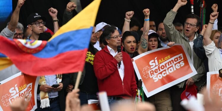 Petro, al finalizar marcha en Plaza de Bolívar: “Arranca la consulta popular, la movilización es permanente y creciente”