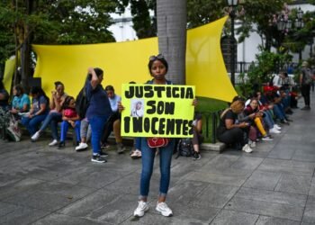“La pesadilla americana”: angustia por venezolanos deportados por Trump a El Salvador