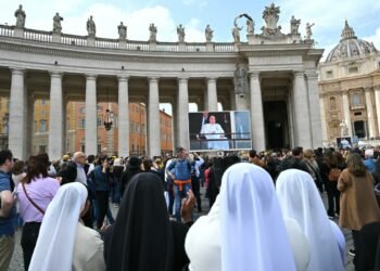 Detalles de la recuperación del papa Francisco en Santa Marta: fisioterapia, misa y algo de trabajo