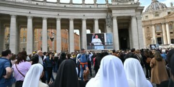 Detalles de la recuperación del papa Francisco en Santa Marta: fisioterapia, misa y algo de trabajo