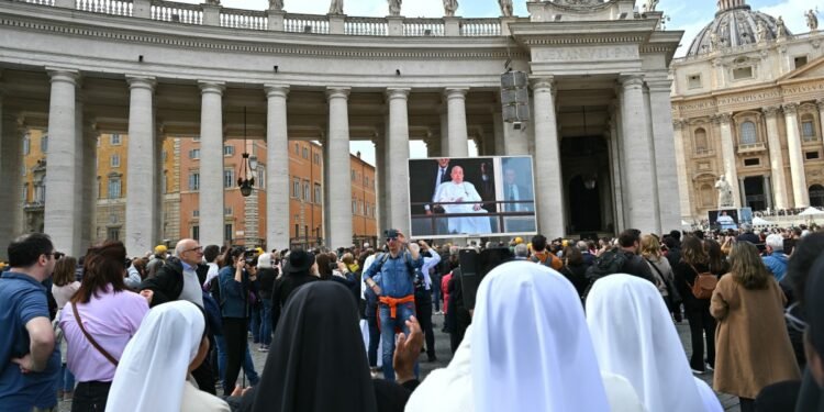 Detalles de la recuperación del papa Francisco en Santa Marta: fisioterapia, misa y algo de trabajo