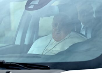 Papa Francisco registra “ligeras mejorías”, incluso en “su capacidad de habla”, informa el Vaticano