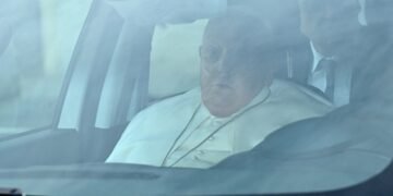 Papa Francisco registra “ligeras mejorías”, incluso en “su capacidad de habla”, informa el Vaticano