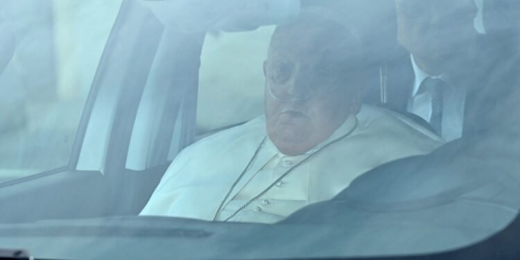 Papa Francisco registra “ligeras mejorías”, incluso en “su capacidad de habla”, informa el Vaticano