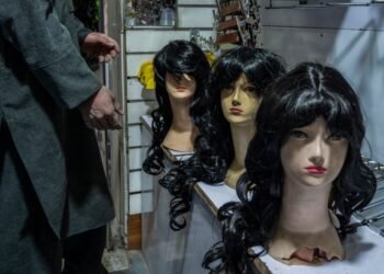 Mujeres afganas desafían a los talibanes y venden su cabello para subsistir