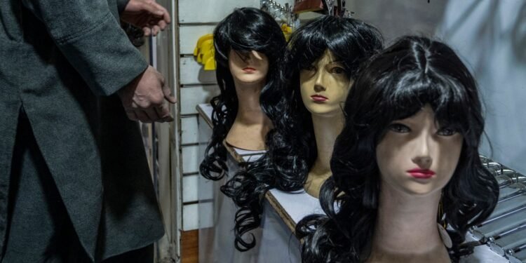 Mujeres afganas desafían a los talibanes y venden su cabello para subsistir