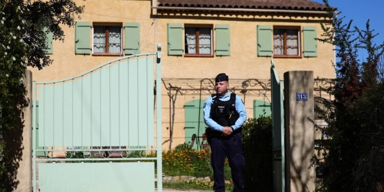 Investigación por misteriosa muerte de niño en Francia da un giro con detención de sus abuelos