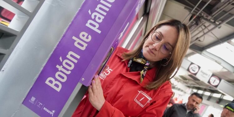 Estrenan botón de pánico en Transmilenio para alertar sobre violencia de género