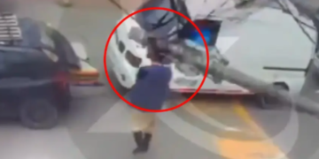 Por centímetros, hombre se salvó de ser aplastado por poste de luz en Bogotá