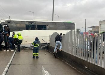 Bus choca contra varios vehículos y un separador en el sur de Bogotá