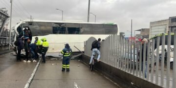 Bus choca contra varios vehículos y un separador en el sur de Bogotá