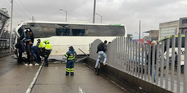 Bus choca contra varios vehículos y un separador en el sur de Bogotá
