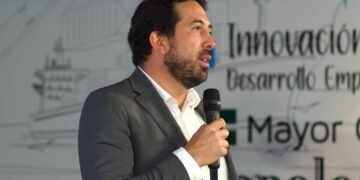 Llueven críticas por la salida de Diego Guevara del Ministerio de Hacienda