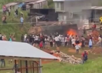 Terror en El Plateado, Cauca: quemaron tanqueta y retuvieron a 29 uniformados