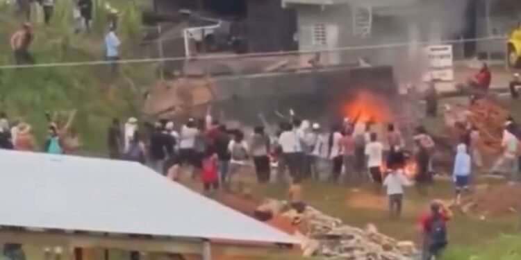 Terror en El Plateado, Cauca: quemaron tanqueta y retuvieron a 29 uniformados