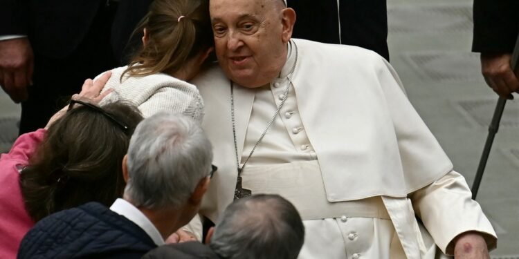 El papa Francisco cumple 12 años de pontificado, mientras su salud mejora