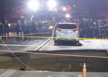 Motociclista murió al caer en enorme hueco que se abrió de repete en una vía: impactante accidente