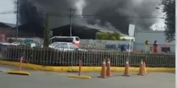 Incendio de grandes proporciones en parque industrial de Mosquera