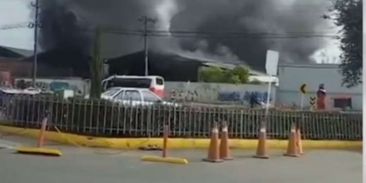 Incendio de grandes proporciones en parque industrial de Mosquera